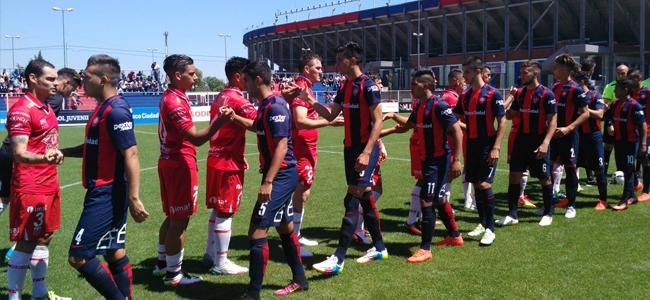 El saludo inicial entre los jugadores de San Lorenzo y Huracn (@caslajuveniles).