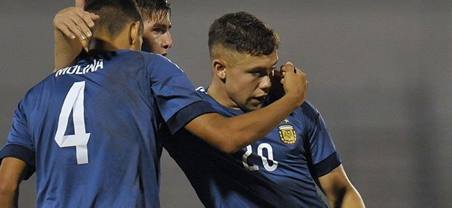 Conechny festeja su primer gol en el Sudamericano.