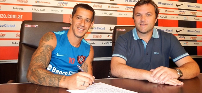 El Pipi firma su contrato, a su lado Bernardo Romeo (@SanLorenzo).