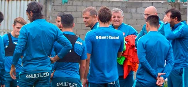 Diego Aguirre conversando con sus jugadores en una de las prcticas de la semana.