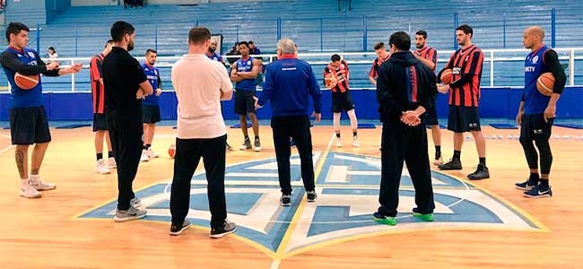 Julio Lamas hablando con sus jugadores en el entrenamiento de ayer en Ro Gallegos (@caslabasquet)