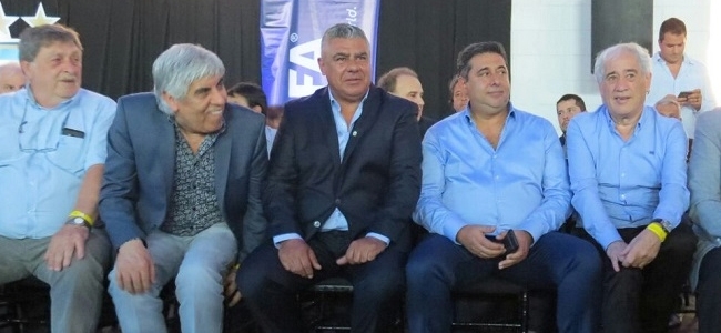Moyano, Tapia y Angelici. El trinomio que manejará al fútbol argentino en los próximos años.