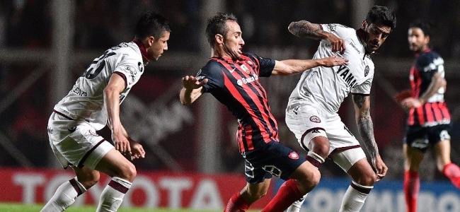 Belluschi lucha con Romn Martinez y Garca Guerreo. Este ltimo ser titular ante Independiente (San Lorenzo)