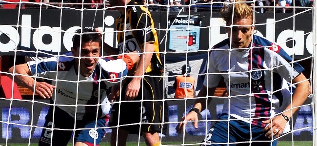 Tula festeja su gol en la sptima fecha del Apertura 2010 ante Olimpo.
