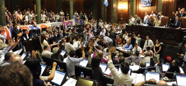 Manos levantadas: 49 votos positivos, 0 negativos y 0 abstenciones. As se vot la Ley de Restitucin Histrica. (San Lorenzo)