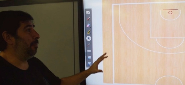 El entrenador Gonzalo Garca junto a la nueva pantalla tctil (@CASLABasquet).