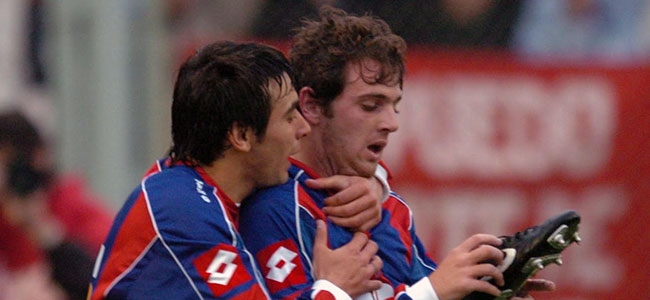 Montillo celebra junto a Lavezzi un recordado gol a Independiente.
