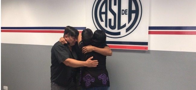 Elas sigue recibiendo buenas noticias. En la foto, se abraza con sus padres luego de firmar el primer contrato profesional bajo el manto sagrado del escudo sanlorencista.