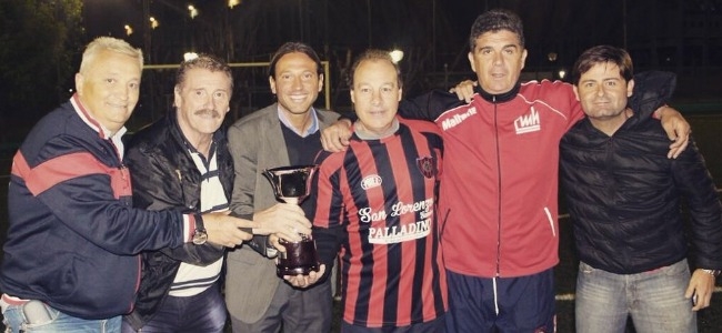 Moretti posa para la foto con el trofeo del cuadrangular (@SL_Senior).