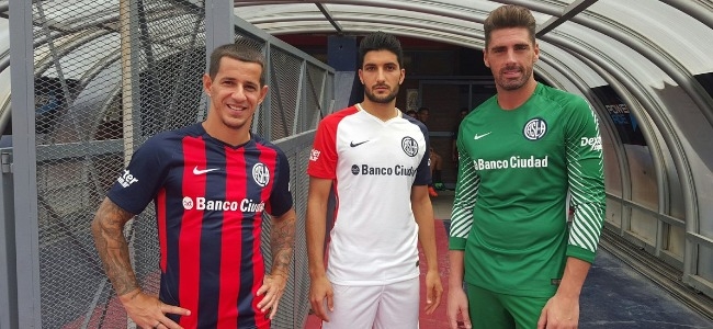Pipi, Blandi y Navarro con la nueva ropa azulgrana (@SanLorenzo).