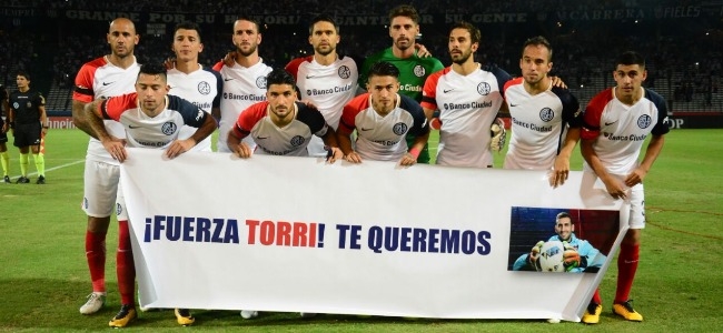 El equipo titular sali al campo con una bandera en apoyo a Sebastin Torrico, que sufri una lesin. (San Lorenzo)