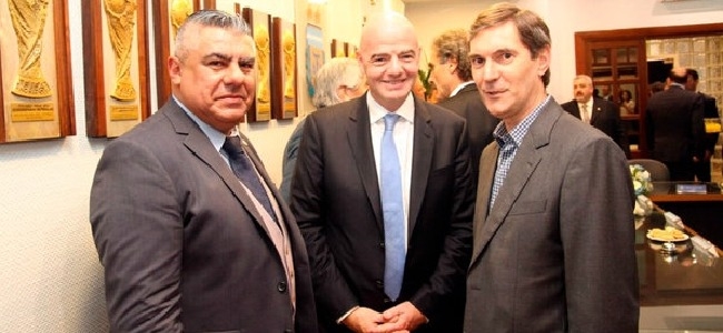Claudio Tapia (Presidente AFA) y Mariano Elizondo (titular de la Superliga), junto a Gianni Infantino (Presidente de FIFA)