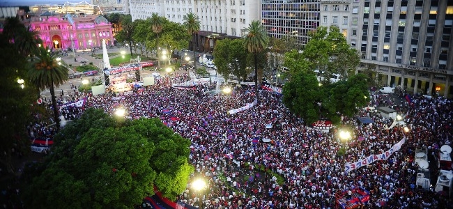 El 8 de marzo de 2012, ms de 100.000 Cuervos alzaron su voz en la Plaza de Mayo pidiendo por la Vuelta a Boedo.