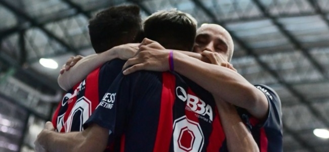 Abrazo de gol entre Vidal, Villalva y Stazzone. (San Lorenzo)