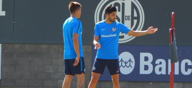 De goleador a goleador. Blandi y Nico Reniero hablan en el entrenamiento de esta maana. (San Lorenzo)