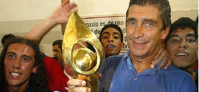 El ingeniero Pellegrini con el trofeo de la Copa Mercosur 2001. En la final, San Lorenzo haba vencido, por penales, al Flamengo.