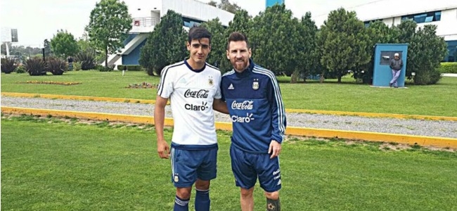 Elas Pereyra junto a Messi. El zurdo de 18 aos acompaar a la mayor en Rusia.