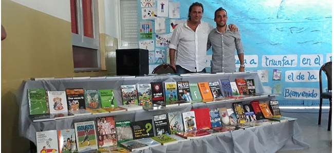 Fernando Belluschi inaugur una Biblioteca Futbolera en su escuela primaria.