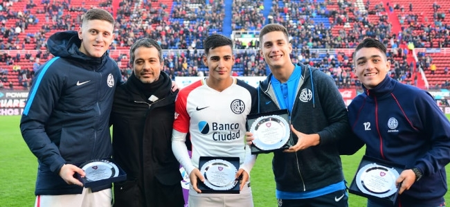 Antes del encuentro, Elias, Gaich, Gattoni y Palacios recibieron una plaqueta conmemorativa por salir campeones con la Selección Sub 20.