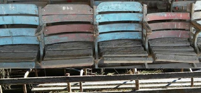 Los viejos asientos de las plateas del Gasmetro aguardando por regresar a tierra santa 