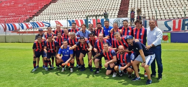 El equipo luego del partido junto a Marcelo Moretti