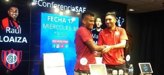 Raul Loaiza junto a Martin Campaa, arquero de Independiente 