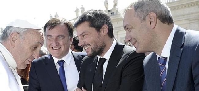 Miguel Mastrosimone junto al presidente y el tesorero en la visita al Papa Francisco. 