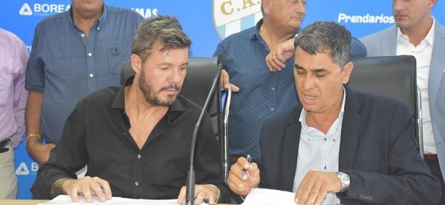 Tinelli y Salvatierra pusieron la firma del convenio.