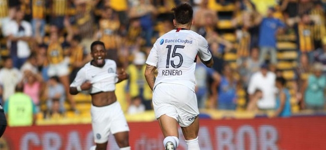 Reniero se va a abrazar con Salazar, autor de la asistencia para el agnico gol en Rosario.