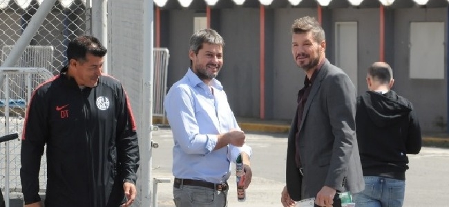 Almirn, Lammens y Marcelo Tinelli, ayer tras el entrenamiento en Ciudad Deportiva 