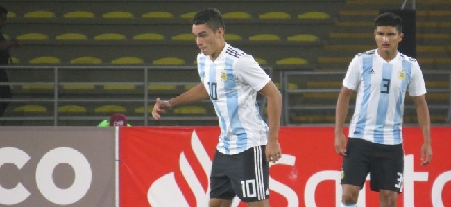 Matias Palacios vistiendo la camiseta 10 de la seleccin Argentina 