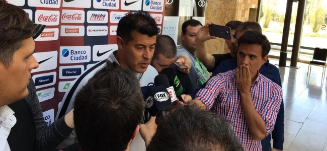 Jorge Almirn durante la atencin a la prensa