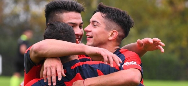 Abrazo entre Alexander Daz y Lautaro Montoya, autor del tercer gol 