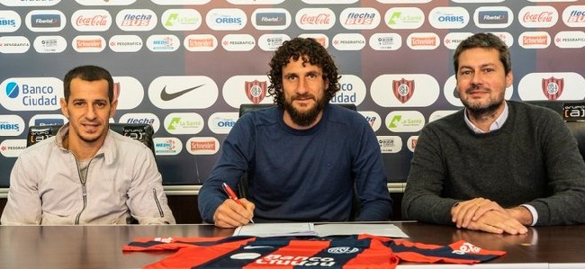 El manager Pipi Romagnoli, Coloccini y el presidente Matias Lammens en la firma de renovacin  