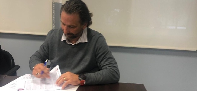 Pizzi firmando el contrato con San Lorenzo 