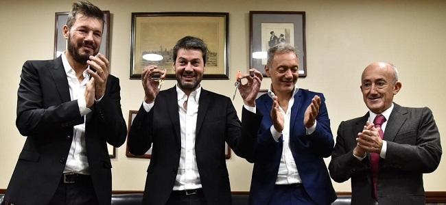 Tinelli, Lammens, Mastrosimone y lvarez posan con las llaves del predio que ya es de San Lorenzo.