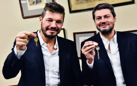 Marcelo Tinelli y Matias Lammens con las llaves del predio de Av La Plata. 