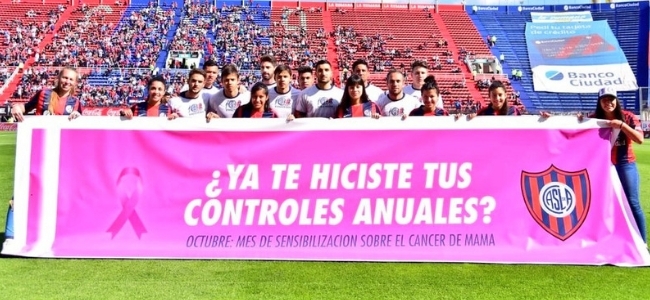 Los jugadores posando antes del partido con un mensaje de sesibilizacin sobre el cncer de mama (San Lorenzo)