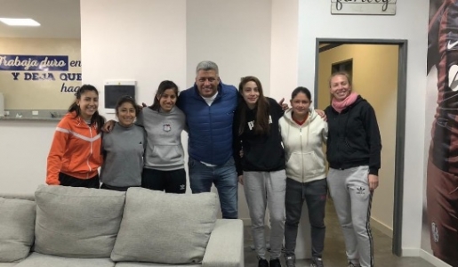 Carlos Rosales junto  las jugadoras de Ftbol Femenino en la nueva pensin de Ciudad Deportiva 