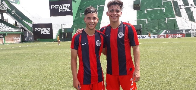 Iván Leguizamón y Francisco Flores convirtieron en la victoria ante Banfield. (Foto:@caslajuveniles)