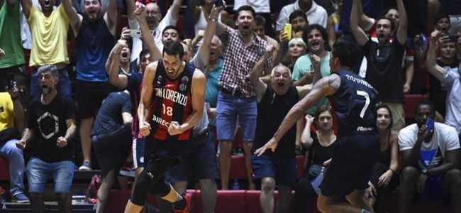 El festejo del Faca Piero luego del doble del triunfo (Foto: @FIBA)