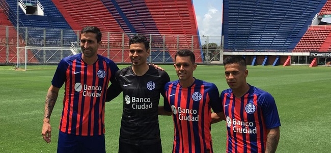 Donatti, Monetti, Rodriguez y Fernandez, los refuerzos posando con la nueva camiseta.