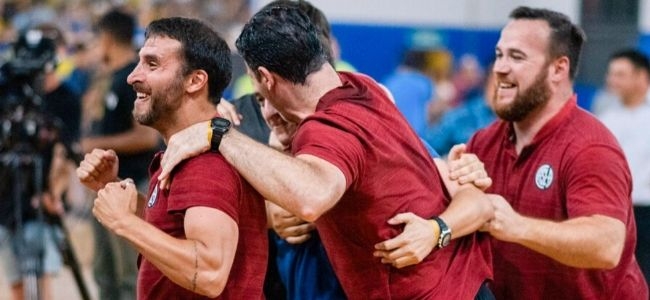 Todo el cuerpo tcnico abrazando a Antonelli en la coronacin del torneo en la Boca (Foto: @CaslaFutsal)