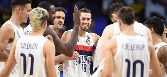 La alegra de todo el equipo luego de subirse al podio (Foto: FIBA)