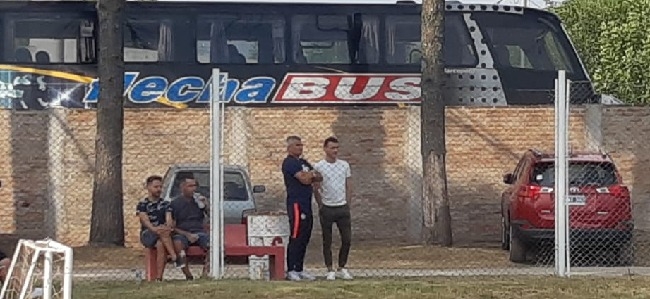 Mariano Soso viendo el partido Reserva junto a Alberto Acosta en Paran. 