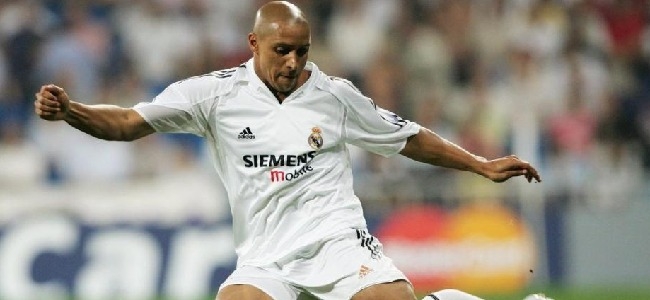 Roberto Carlos, ex jugador vistiendo la camiseta del Real Madrid