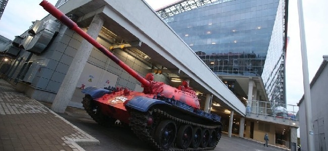 Un tanque azulgrana es la atraccin ubicada en la puerta de su nuevo estadio en Mosc.