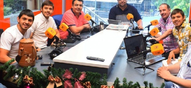 Oscar, Angel y Fernando Romero, los tres hermanos brindando una entrevista radial. 