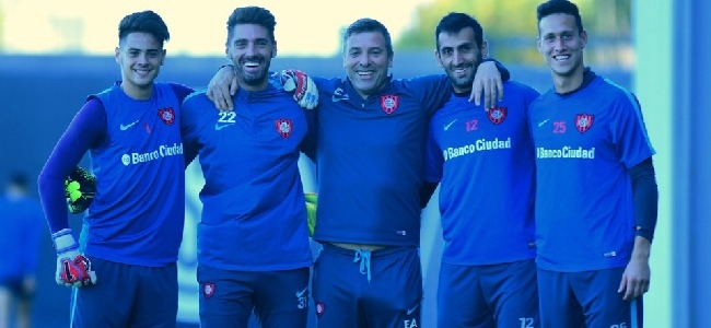 Nicolás Navarro junto a Sebastián Torrico y Juan Caros Docabo, entrenador de arqueros del plantel de San Lorenzo 