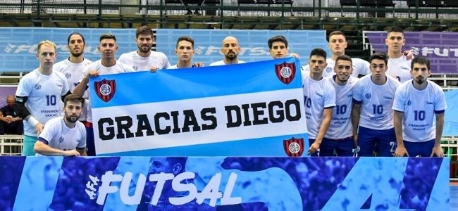 El homenaje de todo el equipo de futsal para Diego Armando Maradona (Foto: @CaslaFutsal)